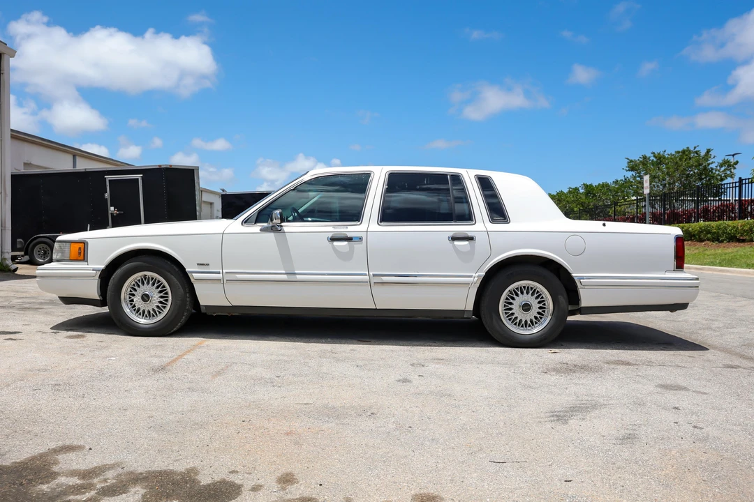 1994 Lincoln Town Car - Image 3 of 31