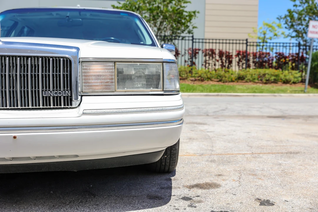1994 Lincoln Town Car - Image 11 of 31