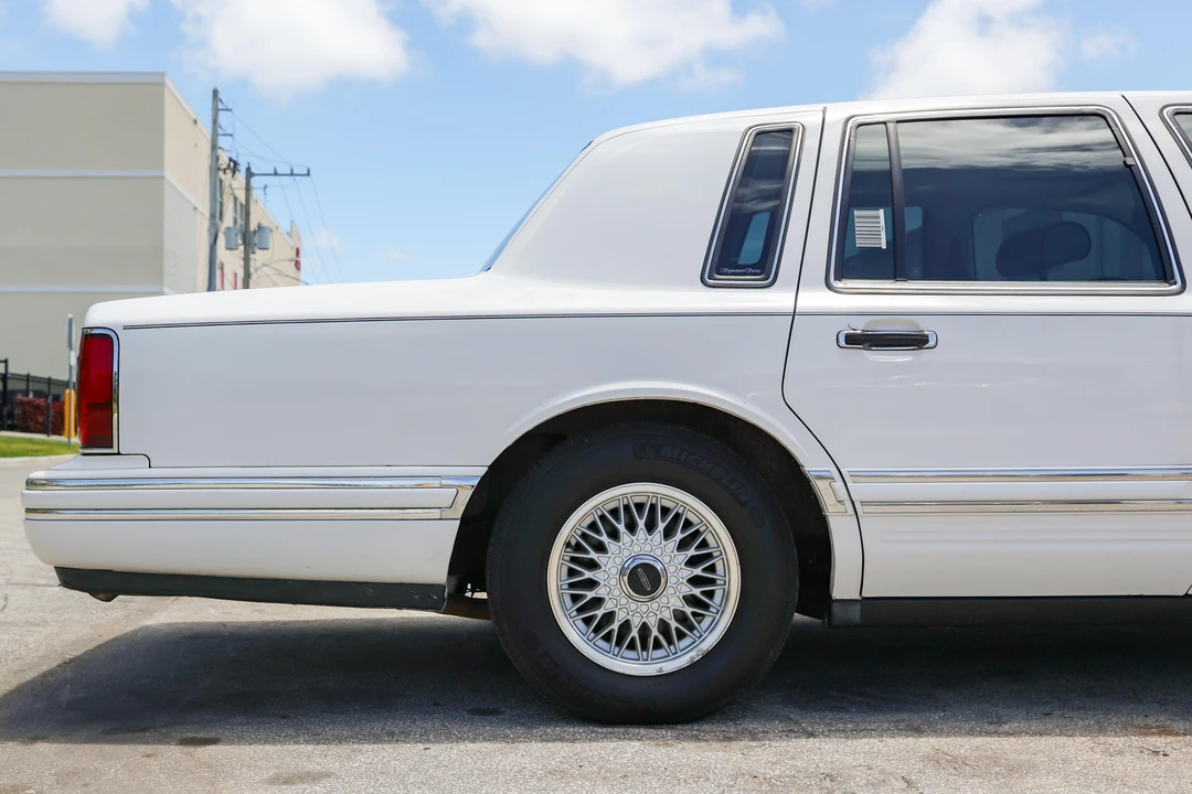 1994 Lincoln Town Car - Image 24 of 31