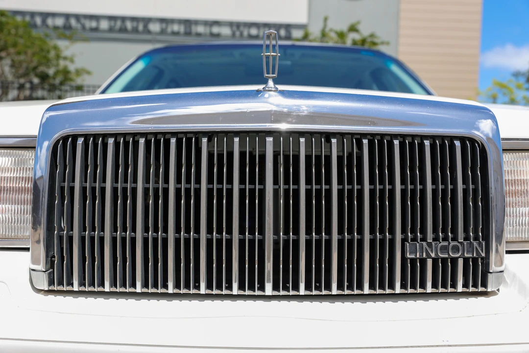 1994 Lincoln Town Car - Image 10 of 31