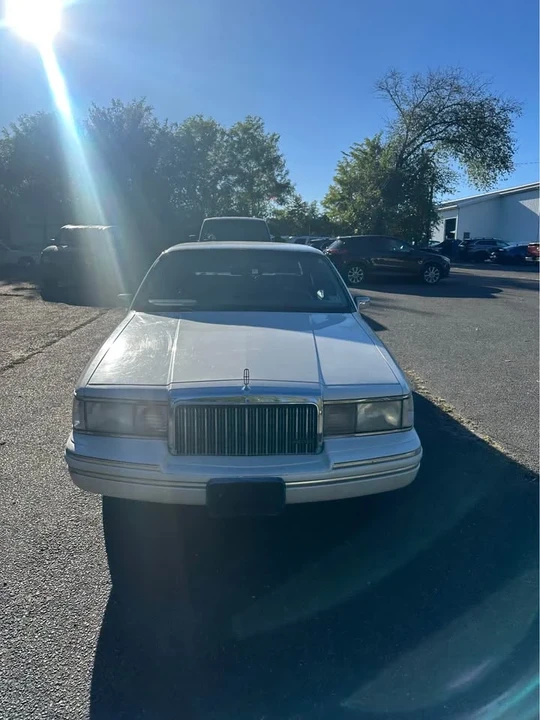 1994 Lincoln Town Car - Image 2 of 9