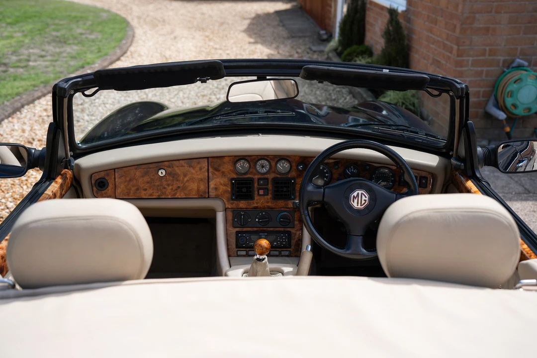 1998 MG RV8 - Image 27 of 30