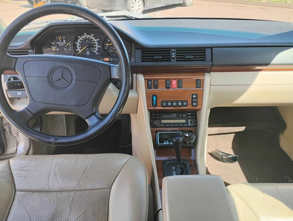 1994 Mercedes-Benz W124 E-Class - Image 9 of 14