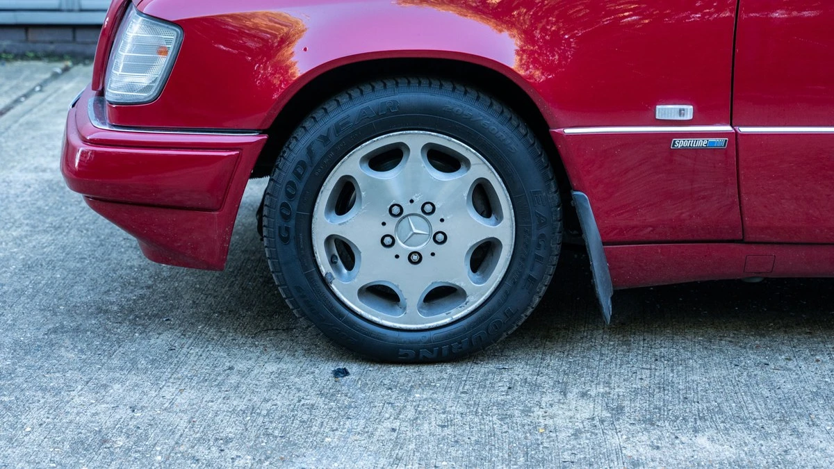 1994 Mercedes-Benz W124 E-Class - Image 14 of 30