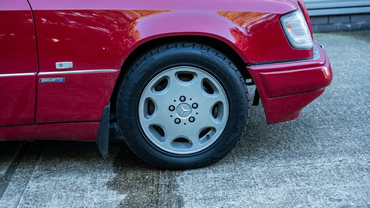 1994 Mercedes-Benz W124 E-Class - Image 12 of 30
