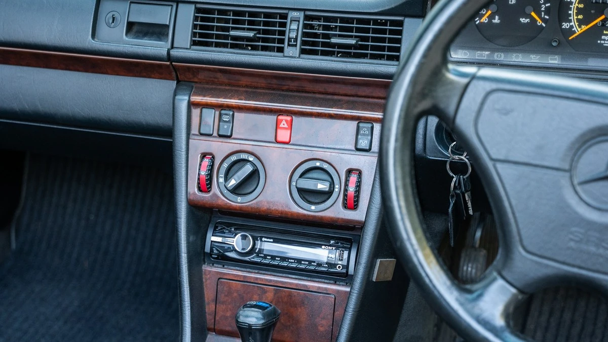 1994 Mercedes-Benz W124 E-Class - Image 24 of 30