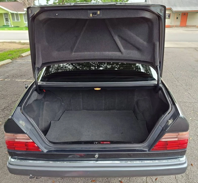 1994 Mercedes-Benz W124 E-Class - Image 10 of 24