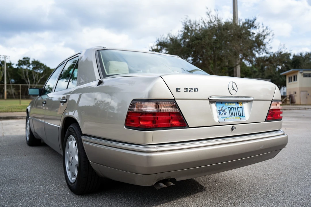 1994 Mercedes-Benz W124 E-Class - Image 11 of 31