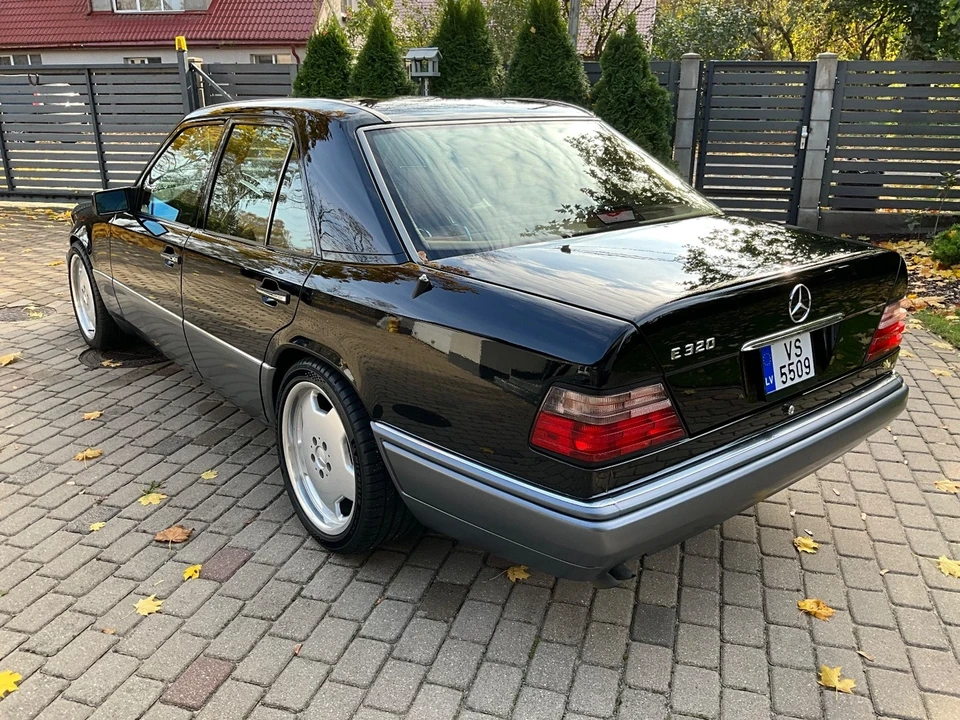 1994 Mercedes-Benz W124 E-Class - Image 10 of 16