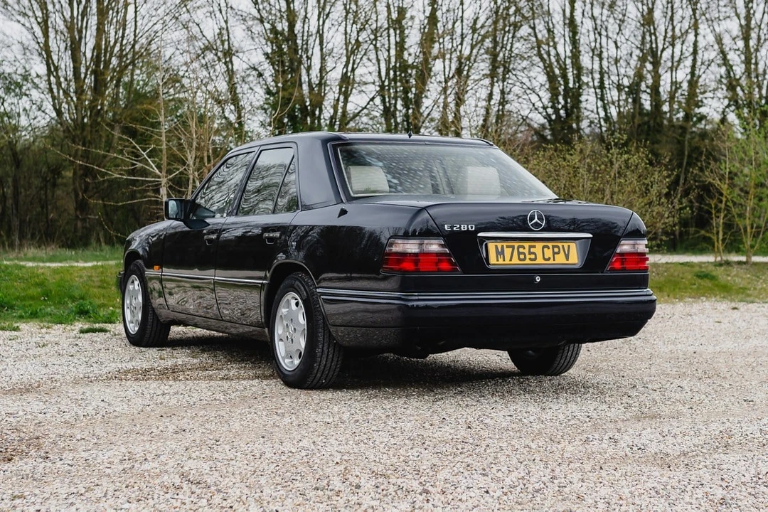 1994 Mercedes-Benz W124 E-Class - Image 11 of 30