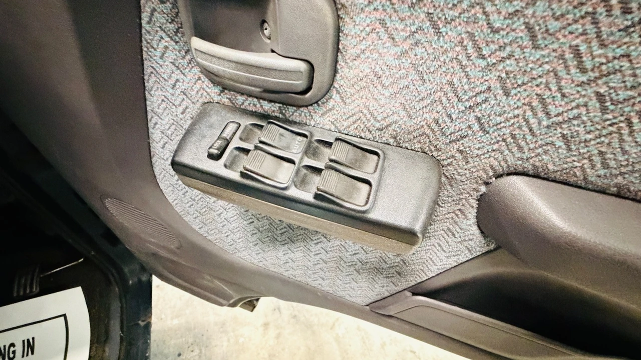 1994 Mitsubishi Minicab 5th Gen - Image 12 of 20