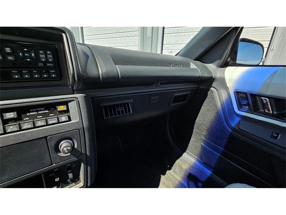 1994 Oldsmobile Cutlass Supreme - Image 25 of 31