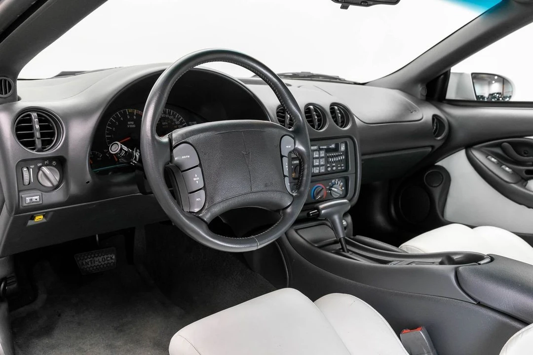 1994 Pontiac - Image 12 of 31