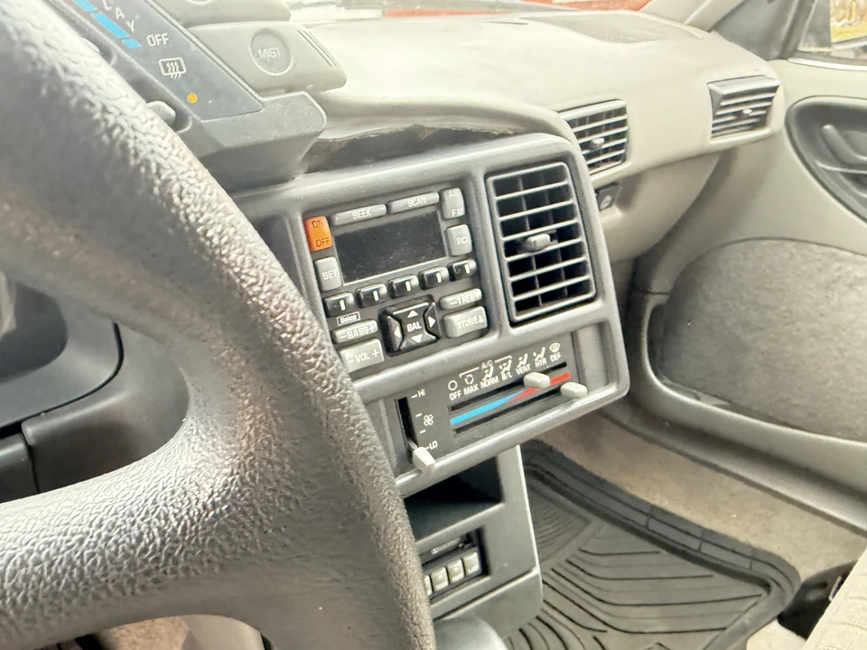 1994 Pontiac Sunbird - Image 27 of 31
