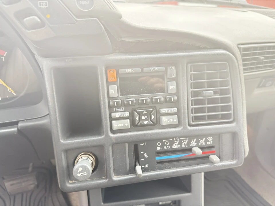 1994 Pontiac Sunbird - Image 7 of 31