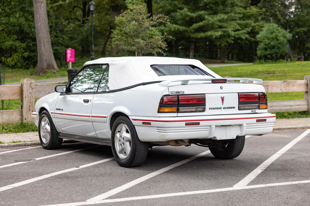 1994 Pontiac Sunbird - Image 10 of 31