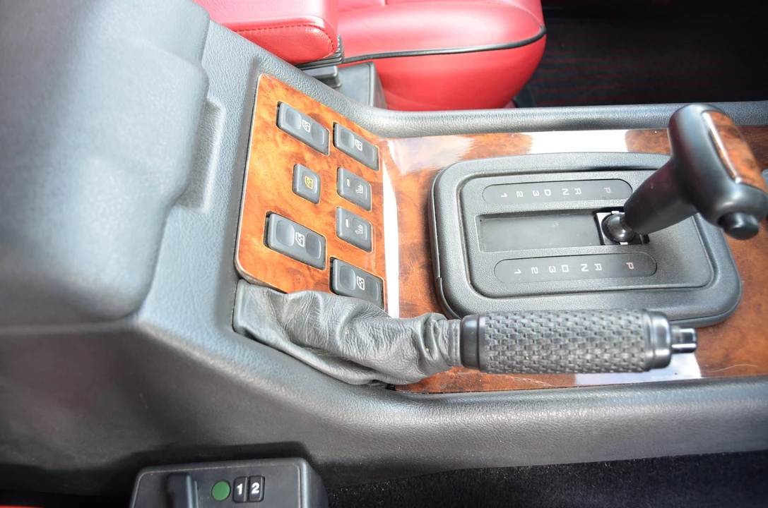 1994 Land Rover Range Rover Classic - Image 11 of 13