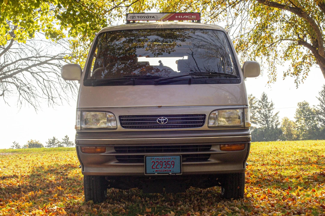 1994 Toyota HiAce 4th Gen - Image 2 of 31