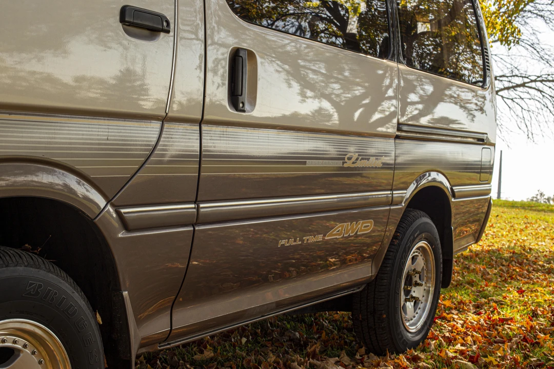 1994 Toyota HiAce 4th Gen - Image 12 of 31