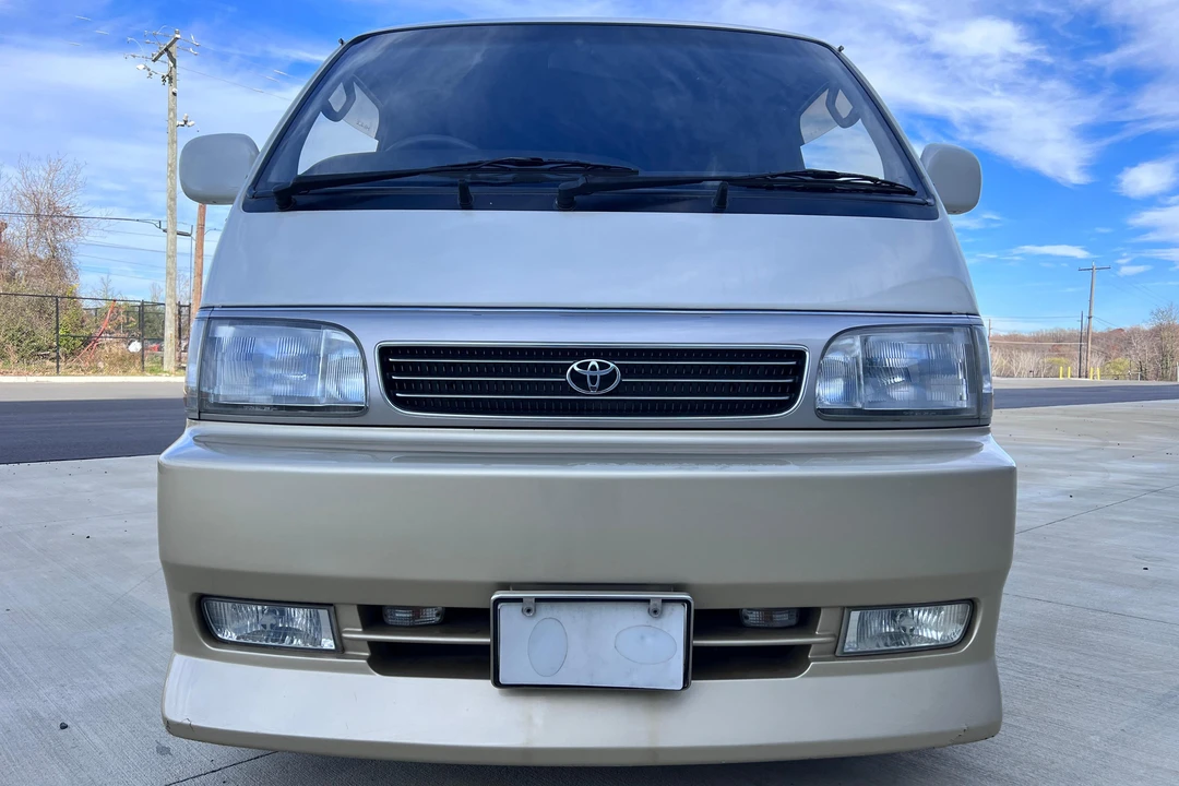 1994 Toyota HiAce 4th Gen - Image 2 of 26