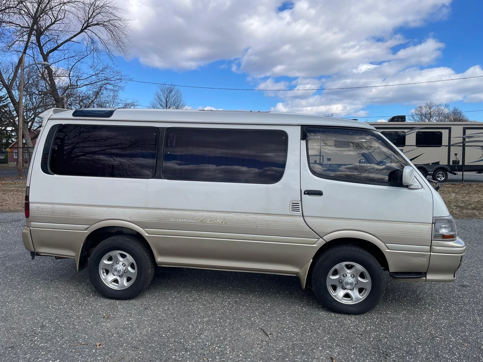 1994 Toyota HiAce 4th Gen - Image 9 of 31
