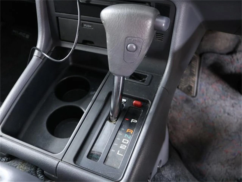 1994 Toyota HiAce 4th Gen - Image 14 of 31