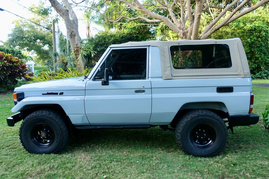 1994 Toyota J70 Land Cruiser - Image 10 of 31