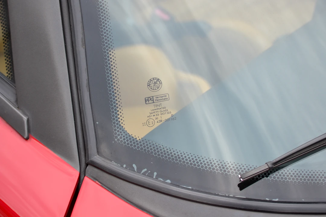 1995 Alfa Romeo SZ & RZ - Image 13 of 31