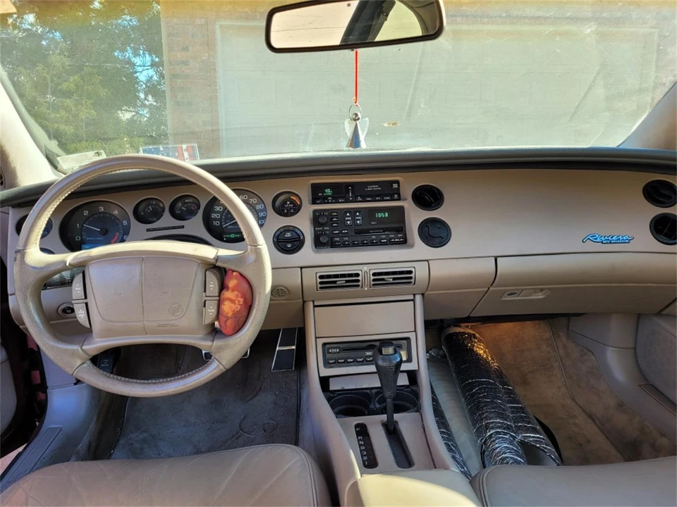1995 Buick Riviera 8th Gen - Image 19 of 31