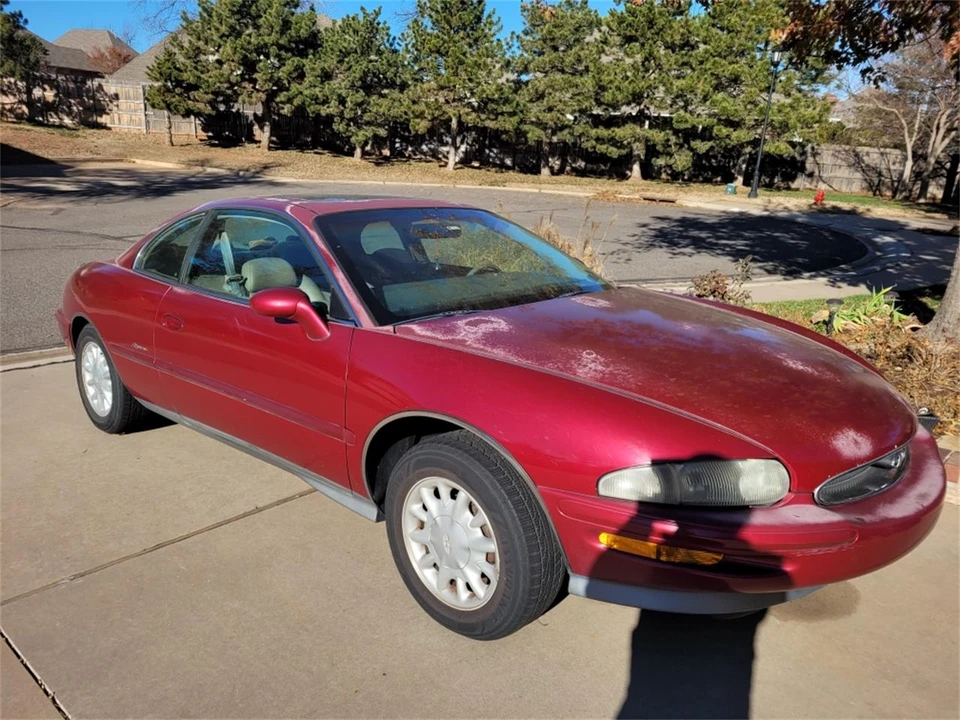 1995 Buick Riviera 8th Gen - Image 3 of 31
