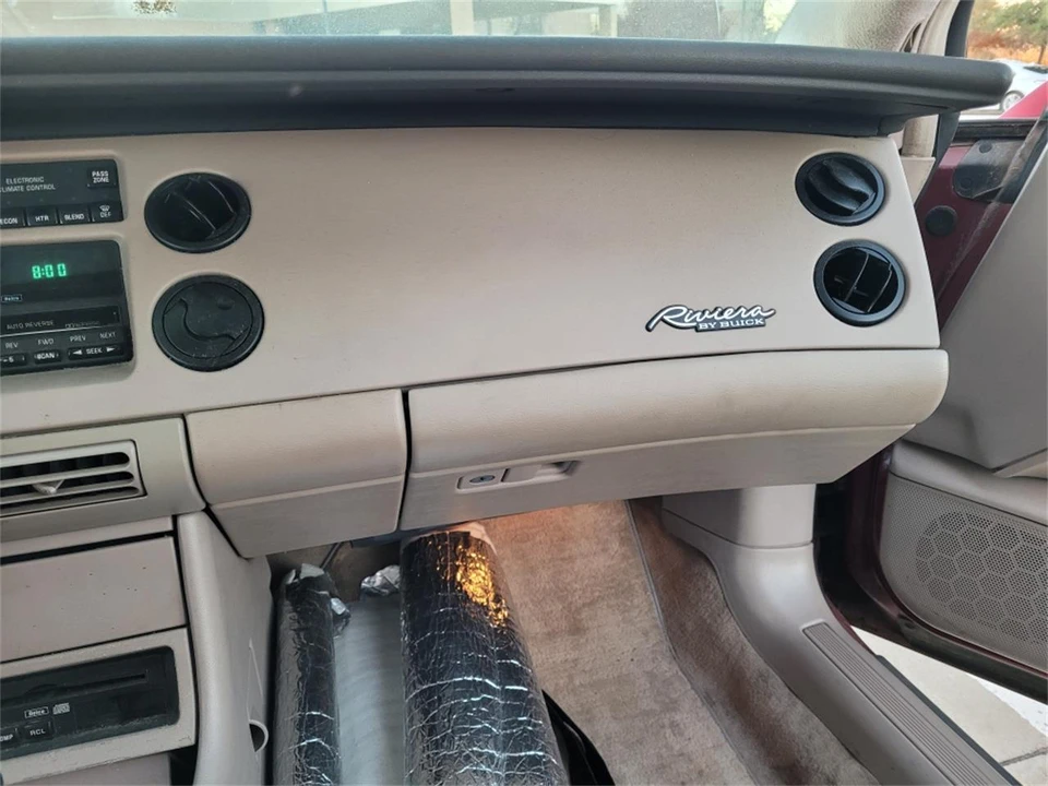 1995 Buick Riviera 8th Gen - Image 27 of 31