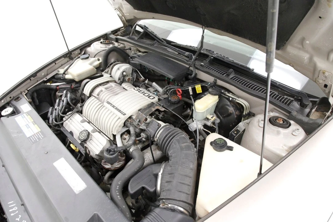 1995 Buick Riviera 8th Gen - Image 10 of 12