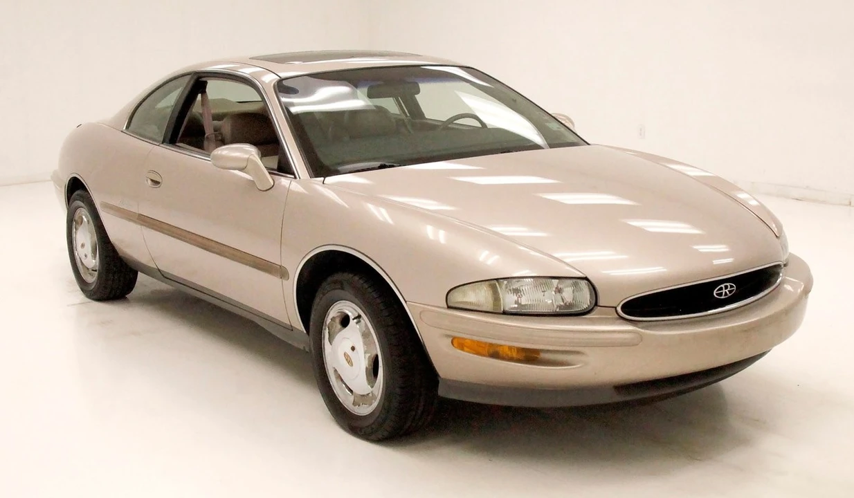 1995 Buick Riviera 8th Gen - Image 6 of 12
