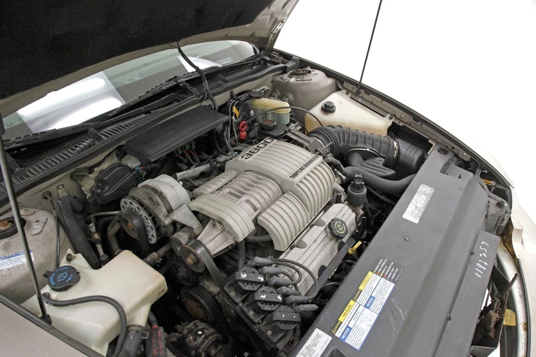 1995 Buick Riviera 8th Gen - Image 11 of 21