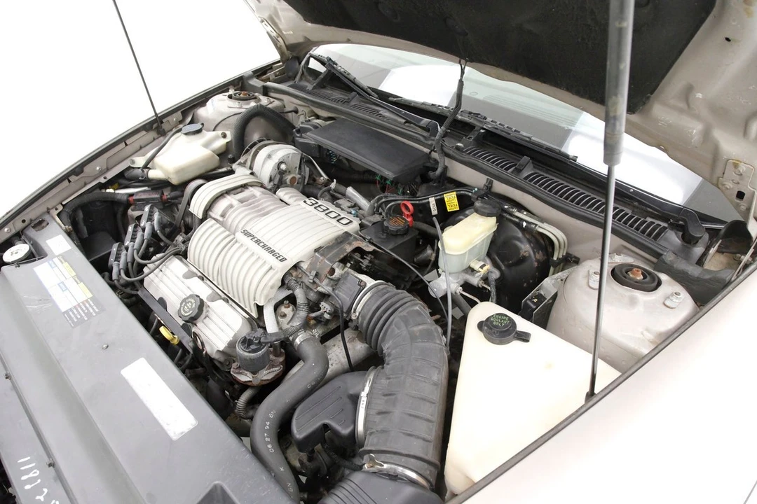 1995 Buick Riviera 8th Gen - Image 10 of 12