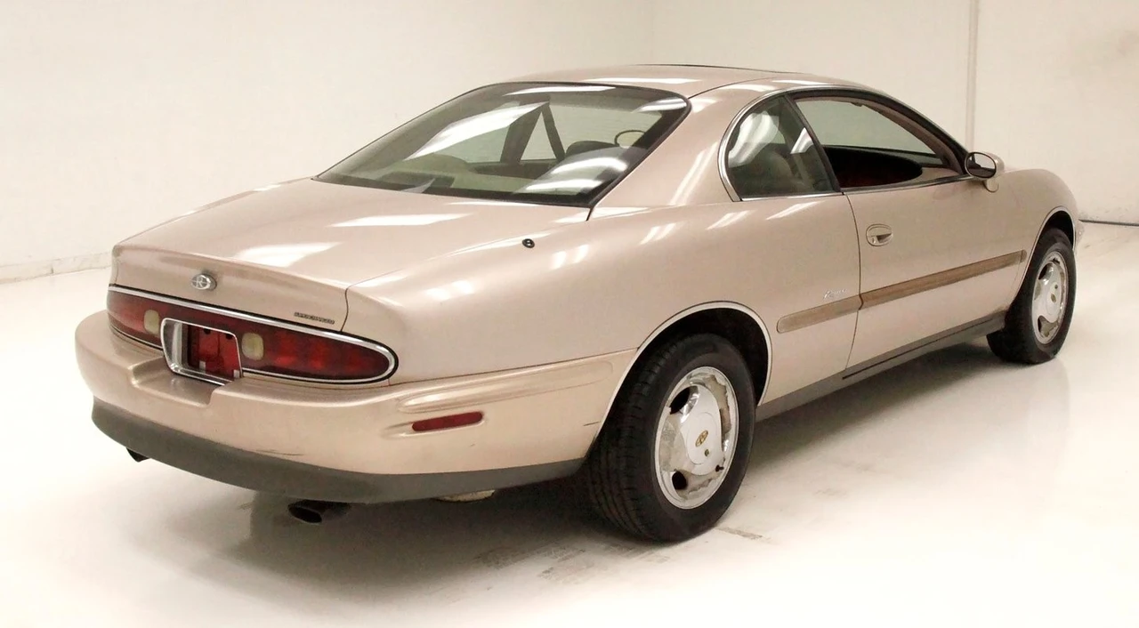 1995 Buick Riviera 8th Gen - Image 5 of 12
