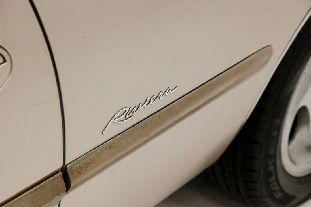 1995 Buick Riviera 8th Gen - Image 19 of 21