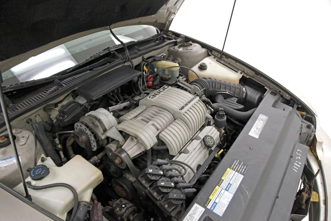 1995 Buick Riviera 8th Gen - Image 11 of 12