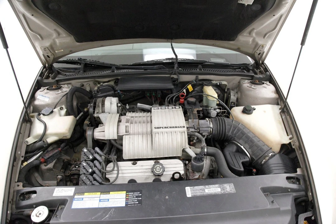 1995 Buick Riviera 8th Gen - Image 9 of 12