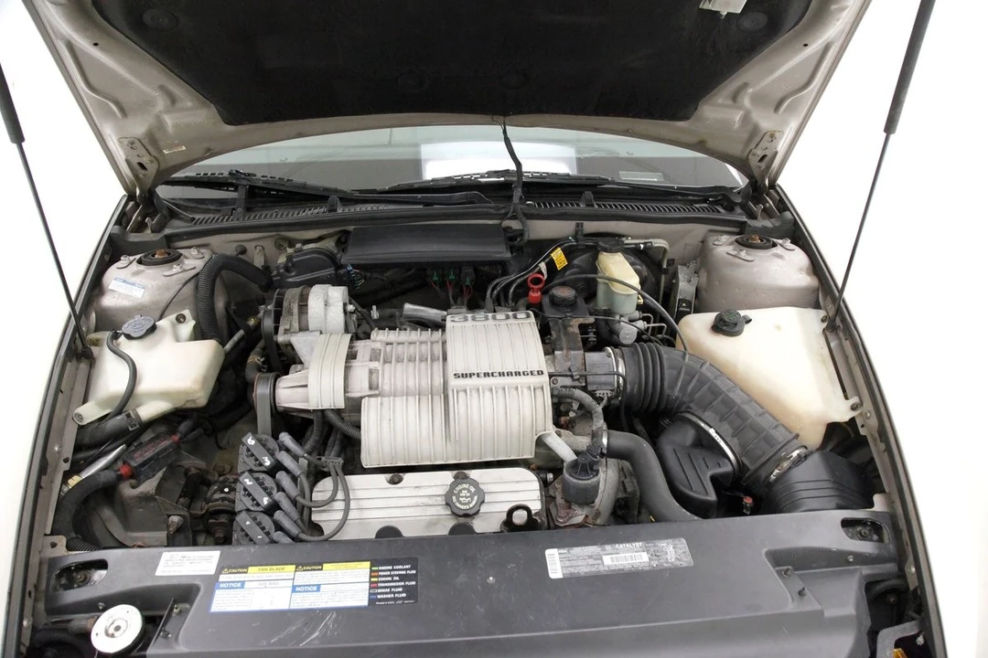 1995 Buick Riviera 8th Gen - Image 9 of 12