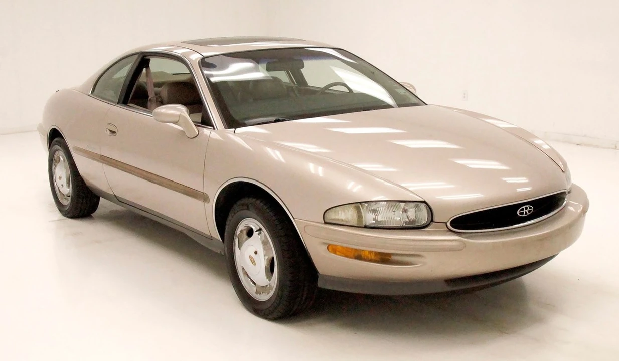 1995 Buick Riviera 8th Gen - Image 6 of 12