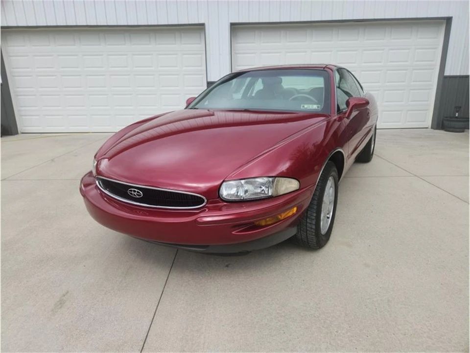 1995 Buick Riviera 8th Gen - Image 2 of 22