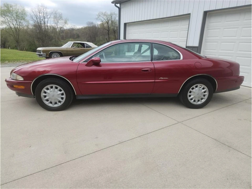 1995 Buick Riviera 8th Gen - Image 3 of 22