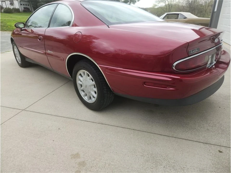 1995 Buick Riviera 8th Gen - Image 7 of 22