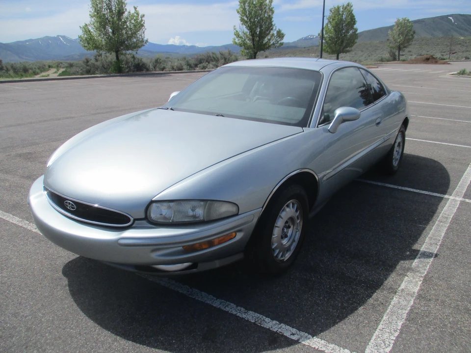 1995 Buick Riviera 8th Gen - Image 7 of 31