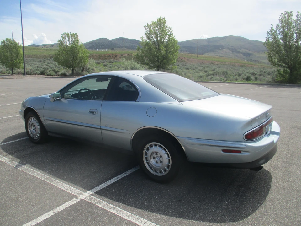 1995 Buick Riviera 8th Gen - Image 9 of 31