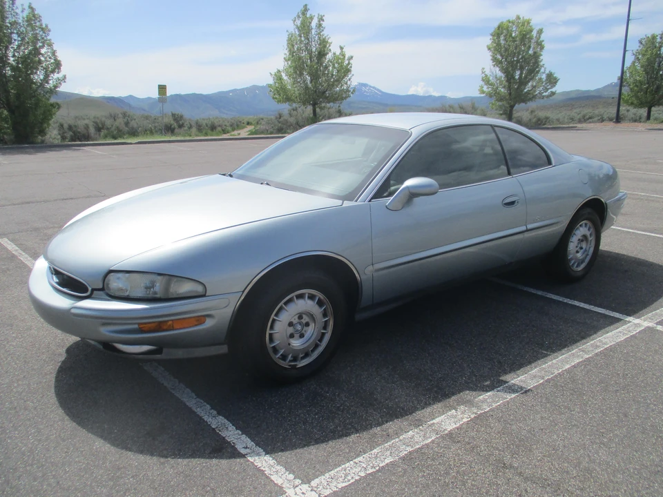1995 Buick Riviera 8th Gen - Image 8 of 31