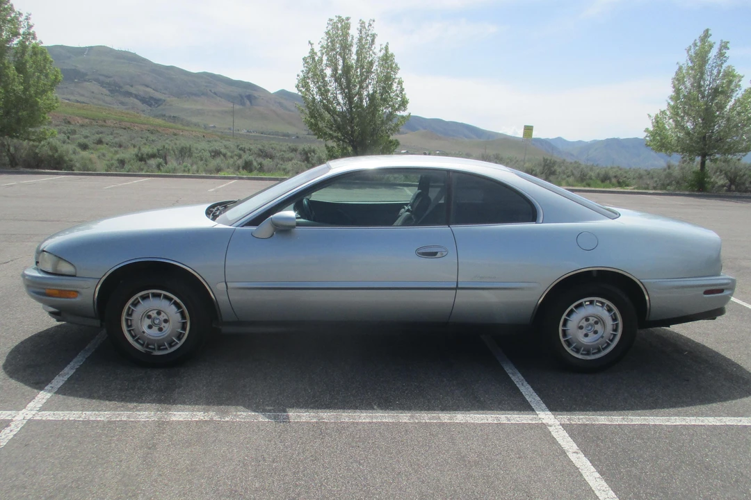 1995 Buick Riviera 8th Gen - Image 3 of 31