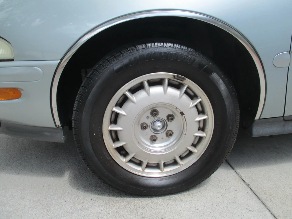 1995 Buick Riviera 8th Gen - Image 30 of 31