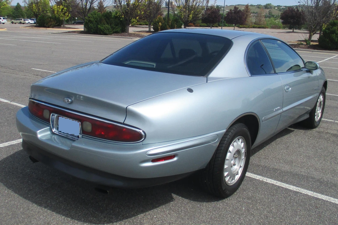 1995 Buick Riviera 8th Gen - Image 4 of 31